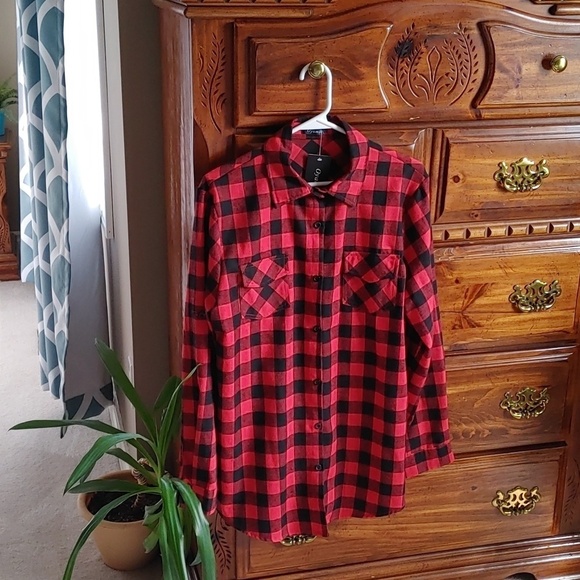 Oyamiki Tops - 🍁NWT Women's Red & Black Plaid Button Down Shirt